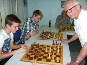 Simultanspieler Klaus Bräunlin, hier gegen die „Haufe-Buben“ Torben (vorne) und Pascal.