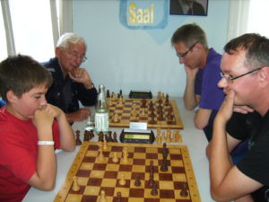 Auch der jüngste Lukas Hengstler (vorne links) und der älteste Teilnehmer Herbert Bräunlin (hinten links) hatten Spaß und lehrten so manchem Gegner das Fürchten.