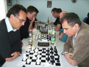 Nicht zu bezwingen: Der neue Champion Luis Perez (rechts), hier gegen Dr. Norbert Bengsch, blieb ungeschlagen und holte sich den Pokal.