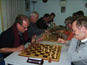 FM Holger Namyslo (vorne rechts) gewann das letzte von vier Turnieren, in dem noch hart um die Platzierungen gekämpft wurde.