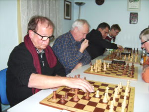 Klaus Bräunlin (links) ist der Champion im Blitzschach.