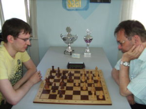 Spannung bis zum Schluss: Eine hochklassige und dramatische Finalpartie boten Fabian Fichter (links) und Fidemeister Holger Namyslo (rechts). Namyslo gewann das Duell, Fichter aber trotz Punktgleichheit das Turnier. 