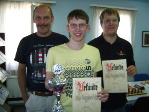 Turnierleiter Uwe Katholnig (von links) freut sich mit dem Champion Fabian Fichter und dem Drittplatzierten Klaus Fuß.