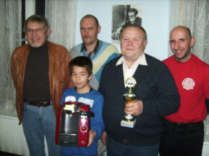 Die Sieger beim Dreikönigpokal (von links): Klaus Rummler (3. Platz), Tombola-Glückspilz Lukas Zetto, Turnierleiter Uwe Katholnig, Sieger Alexander Günter und Armin Zimmermann (2. Platz).