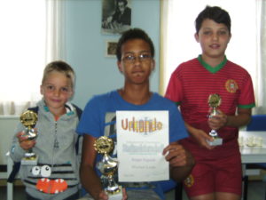 Pokale und Urkunden gab es für die Sieger. Karl Hotz (von rechts) siegte in der Altersklasse bis 14 Jahre, Michael Linse gewann den Jugendpokal U 18 und Maximilian Sichwardt war Bester bei den Bambini.