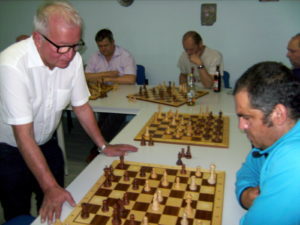 Champion Klaus Bräunlin beim Simultan, hier gegen Michele D'Acunto.