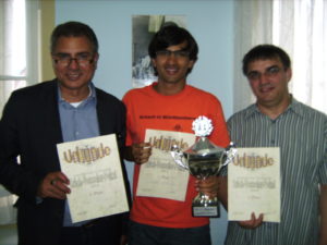 Sieger EV-Pokal 2014 Nach einem dramatischen Finish musste Luis Perez (links) Lukas Buschle (MitteI) Turniersieg und Pokal überlassen. Der Überraschungsdritte Georg Hengstler (rechts) freute sich über seinen Erfolg.