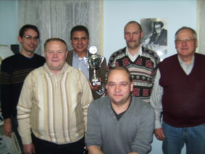 Die Sieger beim Dreikönigpokal: Hinten: Bertram Bengsch (3. Platz), Sieger Luis Perez, Turnierleiter Uwe Katholnig und Glückspilz Adam Glöckl. Vorne: Alexander Günter (2. Platz) und Glückspilz Bernd Blanke. Die Sieger beim Dreikönigpokal: Hinten: Bertram Bengsch (3. Platz), Sieger Luis Perez, Turnierleiter Uwe Katholnig und Glückspilz Adam Glöckl. Vorne: Alexander Günter (2. Platz) und Glückspilz Bernd Blanke.
