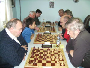 Der neue Champion Alexander Günter (links), hier gegen Sensation Klaus Rummler, büßte nur gegen Armin Zimmermann einen Punkt ein und holte souverän den Pokal.