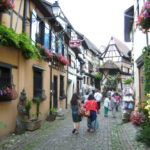 Die Engen gassen von Eguisheim führen ...