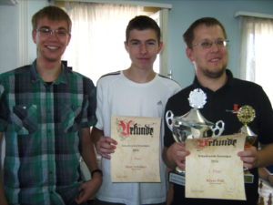 Turnierleiter Pascal Haufe (von links) freut sich mit Vizemeister Marc Schallner und dem neuen Champion Klaus Fuß. Turnierleiter Pascal Haufe (von links) freut sich mit Vizemeister Marc Schallner und dem neuen Champion Klaus Fuß.