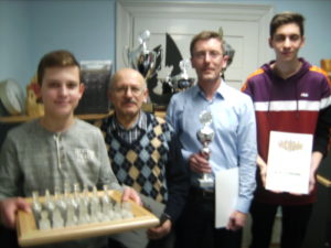 Glückliche Gewinner beim Dreikönigspokal (von links): Justin Kulm mit dem Hauptgewinn der Tombola, Boris Zeldin (3. Platz), Turniersieger Klaus Hummel mit dem Dreikönigspokal und der Zweitplatzierte Kurt Sulzbacher.