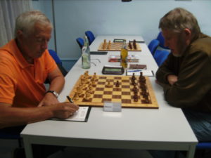Werner Messner (links) wurde ungeschlagen Champion des Schachvereins. Eine der großen Überraschungen war Vizemeister Klaus Rummler (rechts). Das direkte Duell endete remis.