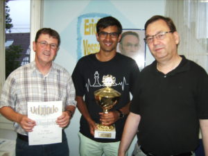Die Besten wurden vor dem „Denkmal“ für Erich Vosseler geehrt: Hubert Eschle (3.), Turniersieger Lukas Buschle und Holger Namyslo (2.).